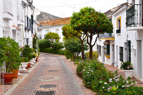 Benalmádena pueblo blanco ulica w Andaluzji
