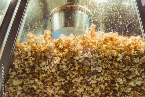 budka z popcornem na ulicy, na mieście