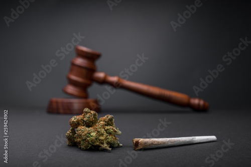 Cannabis Legalisierung Gesetz mit Hanf Knospen mit Richter Hammer mit dunklem Hintergrund