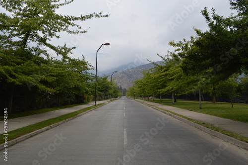 Calle que llega a la cordillera de los andes, calle chilena, hermosa calle con dirección a la cordillera