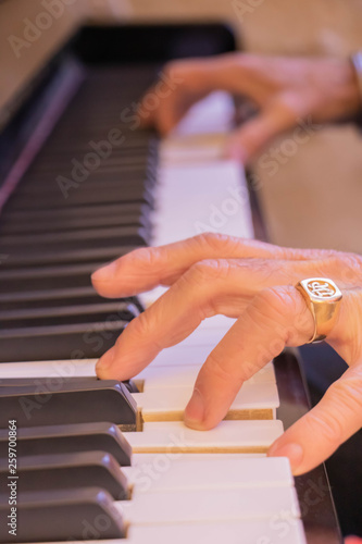Mains d'homme sur les touches d'un piano