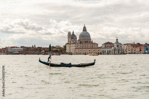 Una gondola di venezia