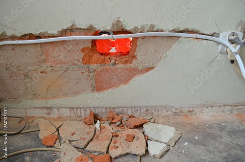 remont - cienka ścianka działowa przebita na wylot podczas wkuwania puszek elektrycznych