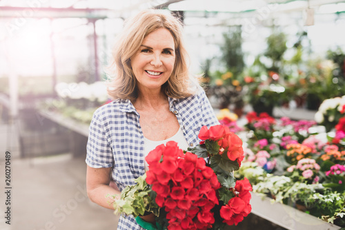 Frau im Blumenladen 