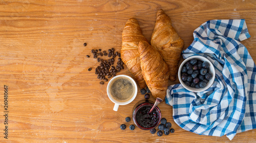 Croissant z dżemem borówkowy i owocami