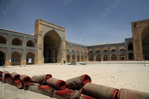 pusty dziedziniec zabykowego meczetu w iranie