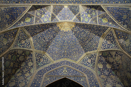 kolorowa mozaika dekoracyjna we wnętrzu starego meczetu w iranie