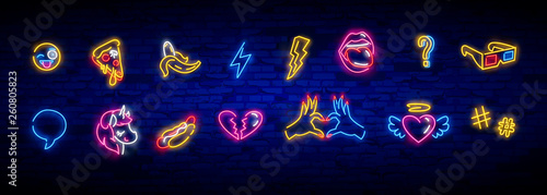 Zestaw ikon pop-artu. Pop-artu neon. Jasny szyld, lekki baner. Neon na białym tle ikona, godło. Serce, diament, pizza, uśmiech, ręka, lody, gwiazda, pączki i jednorożec wektor neon ikona
