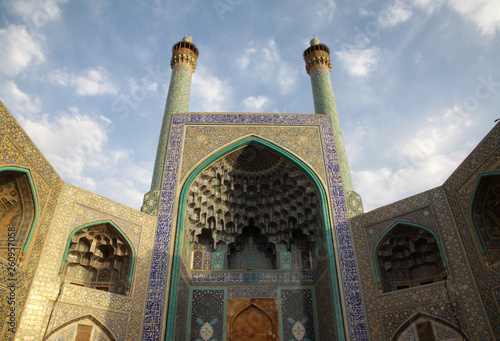 fasada niebieskiego zabytkowego meczetu w iranie na tle niebieskiego nieba