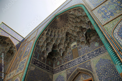 bogate zdobienia na ścianach niebieskiego meczetu w iranie