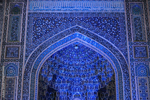 intensywnie niebieska zdobiona sciana wewnątrz zabytkowego irańskiego meczetu