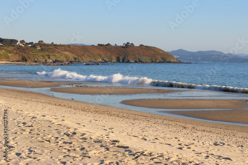 costa de Galicia, playa Major en Sanxenxo con oleaje