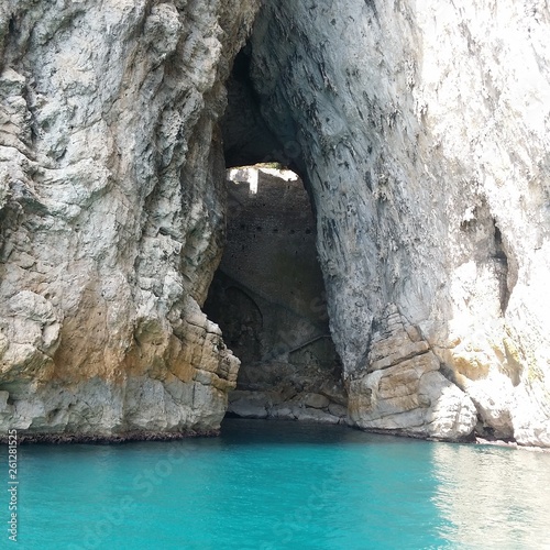 grotta su sfondo di mare azzuro