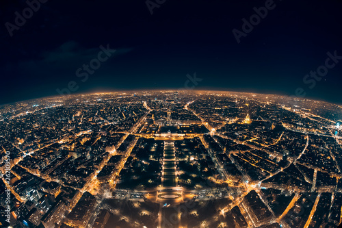 niesamowity widok w nocy z francuskiej wieży Eiffla; piękna panorama Paryża w nocy