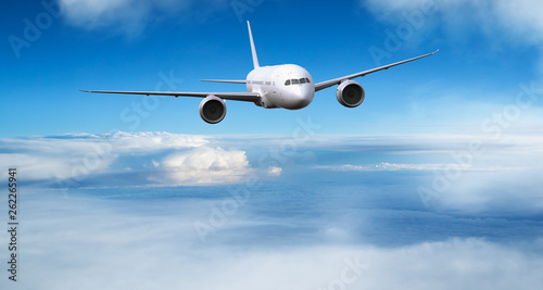 Komercyjny samolot odrzutowy latający nad dramatyczne chmury.