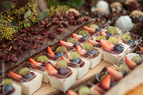 Słodki stół miniaturowe deserki w jesiennej aranżacji