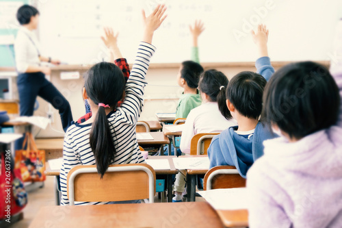 教室で手を上げる小学生