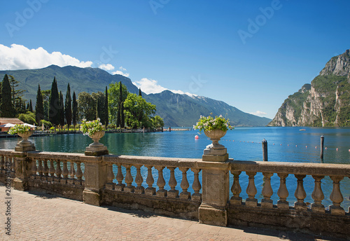 Uferpromenade Riva del Garda, mit antikem Geländer und Blumendekoration, Gardasee Ufer