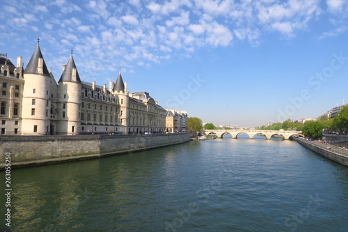 Palais de Justice au bord de la Seine Paris