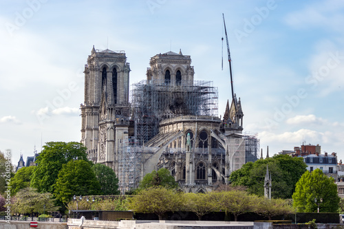 Paryż, Francja - 17 kwietnia 2019: Notre Dame de Paris, pojutrze. Po pożarze trwają prace zbrojeniowe, aby zapobiec zawaleniu się katedry.