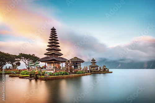 Ulun Danu Beratan Temple to słynny punkt orientacyjny położony po zachodniej stronie jeziora Beratan, Bali, Indonezja.