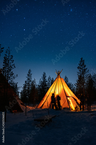 noche estrellada en tienda Finlandia nevado