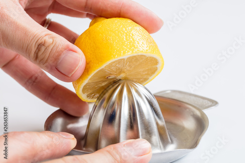 白背景にレモンを生搾りするお酒果汁果物絞る