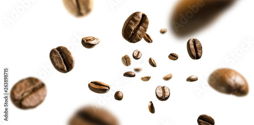 Kawowe fasole w locie na białym tle