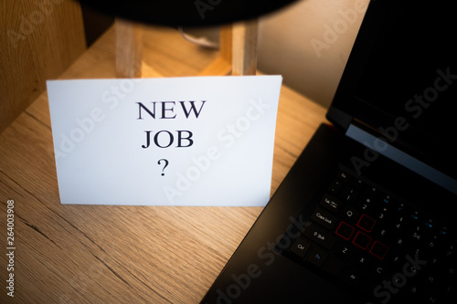 Kartka z napisem " New Job? " leżąca obok klawaitury 