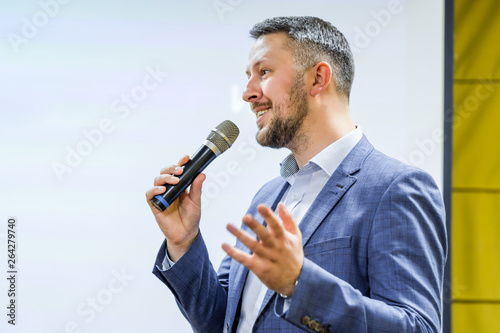 the speaker tells the speech at conference