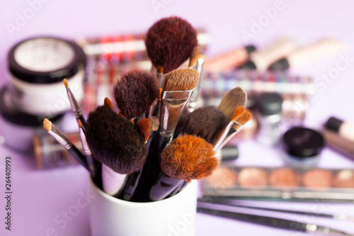 Pinceaux de maquillage professionnels dans ambiance maquilleuse