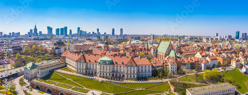 Warszawa, Polska Zabytkowy dach panoramę miasta z kolorowymi budynkami architektury w rynku starego miasta i wieżą kościoła z niebieskim niebem