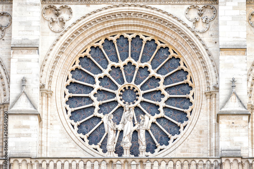PARYŻ, NOTRE DAME: Okno zachodniej róży i detale architektoniczne katolickiej katedry Notre-Dame de Paris. Zbudowany we francuskiej architekturze gotyckiej i należy do największych i najbardziej znanych