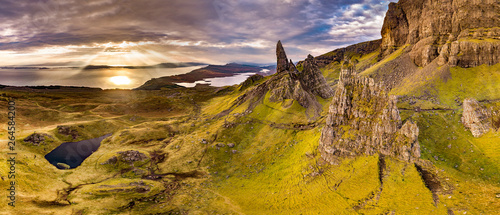 Widok z lotu ptaka na Old Man of Storr i klify Storr na wyspie Skye jesienią, Szkocja, Wielka Brytania