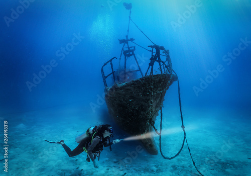 Tacuherin erforscht ein gesunkenes Schiffswrack auf dem Boden des Indischen Ozeans, Malediven