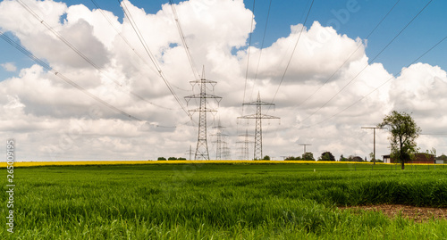 Linie elektryczne w polu. Energetyka, slupy nenrgetyczne.