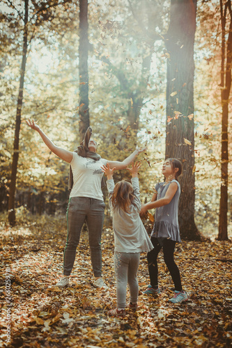 Rodzina bawi się w lesie jesień liście zabawa radość zdrowie szczęście