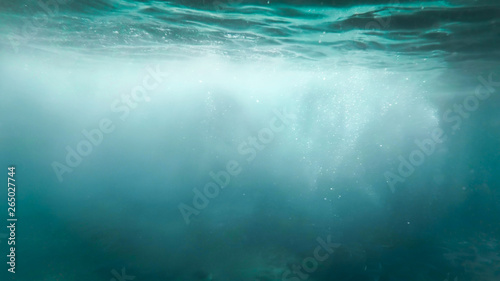 Abstrakcjonistyczny wizerunek mnóstwo bąble unosi się w jasnej turkusowej wodzie morskiej