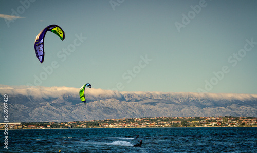 Dwa latawce na silnym wietrze na morzu śródziemnym w Chorwacji