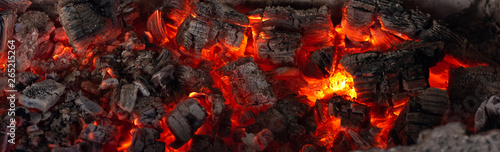 Płonący węgle od pożarniczego abstrakcjonistycznego tła.