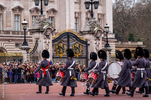Queens Guard patrolieren vor dem Buckingham Palace