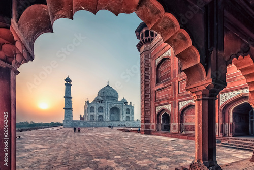 Taj Mahal w świetle wschodu słońca, Agra, Indie
