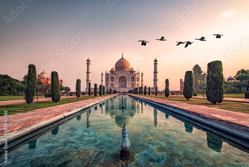 Taj Mahal w świetle wschodu słońca, Agra, Indie