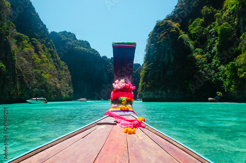 baia turchese long tail boat tailandia