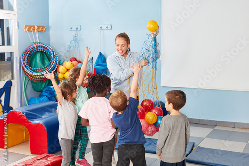 Sportlehrerin und Kinder in der Turnhalle