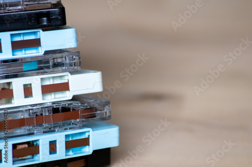 Retro Audiokassetten zeugen von vergangenem Musikgenuss