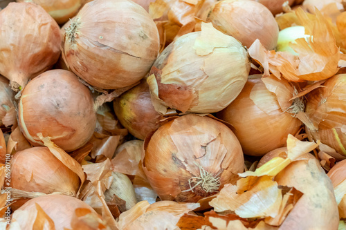 A pile of beautiful bulb onions on a counter