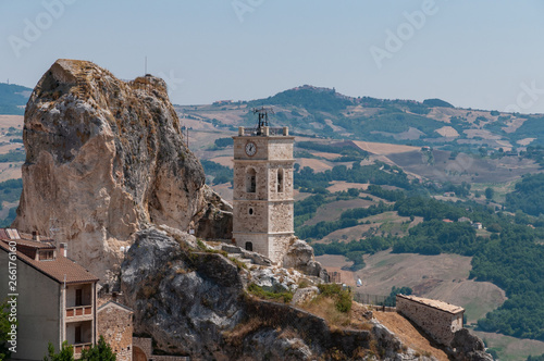 Pietracupa, Campobasso, Molise. Panorama. Il nome deriva da pietra, poiché costruito su un'enorme formazione calcarea, la "Morgia", e dell'aggettivo cupa, che in latino vuol dire "botte".