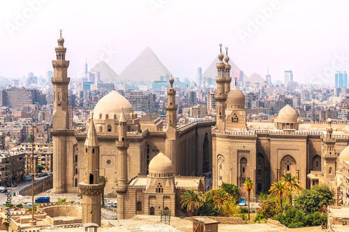 Meczet-Madrassa sułtana Hassana i piramid w tle, Kair, Egipt