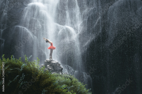 Tänzerin posiert vor Wasserfall